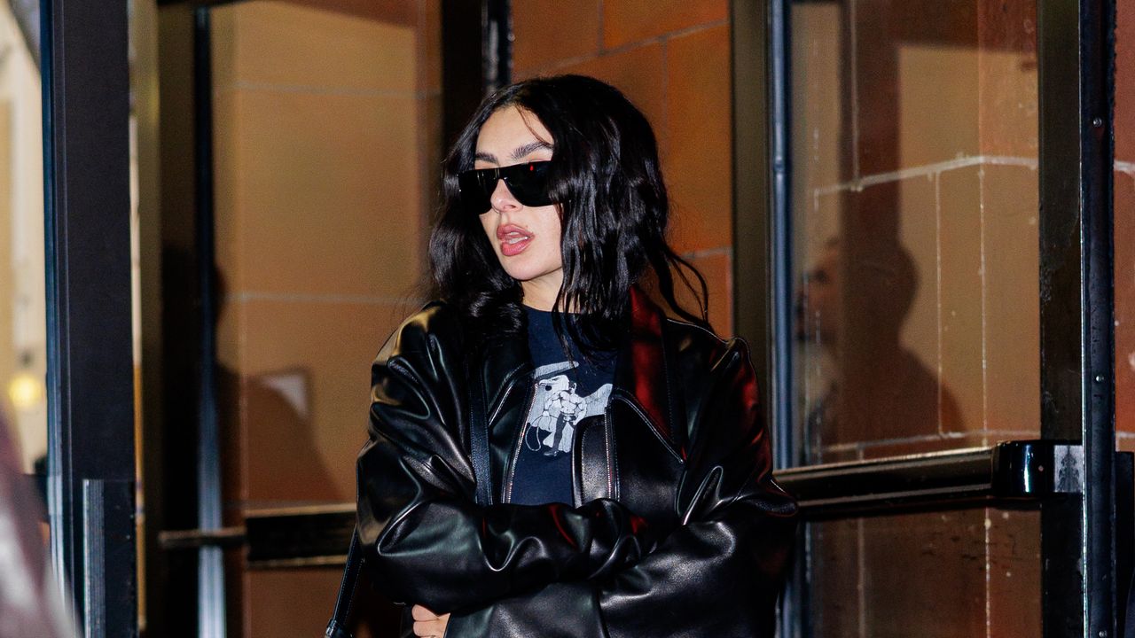 Charli XCX Wore a Great Pair of Men’s Jeans